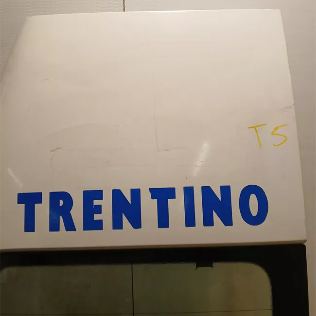 Porta carico posteriore a battente sinistra