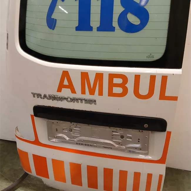 Porta carico posteriore a battente sinistra