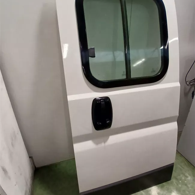 Porta carico posteriore a battente destra