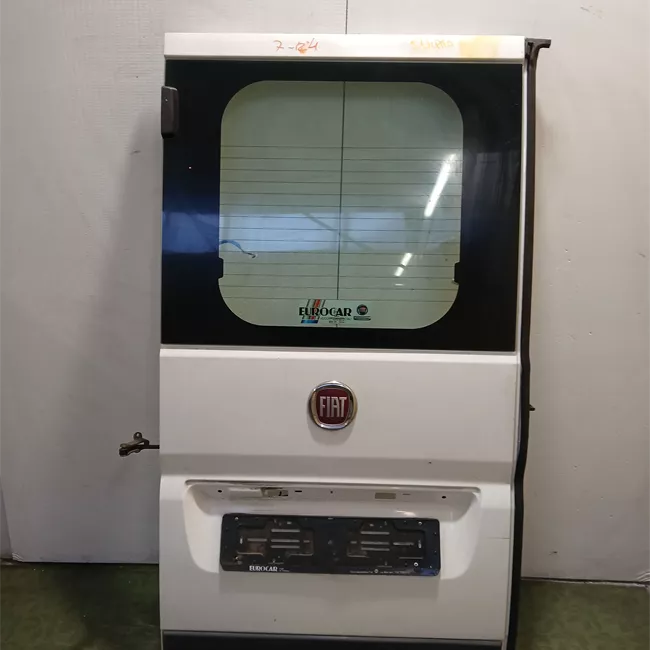 Porta carico posteriore a battente sinistra