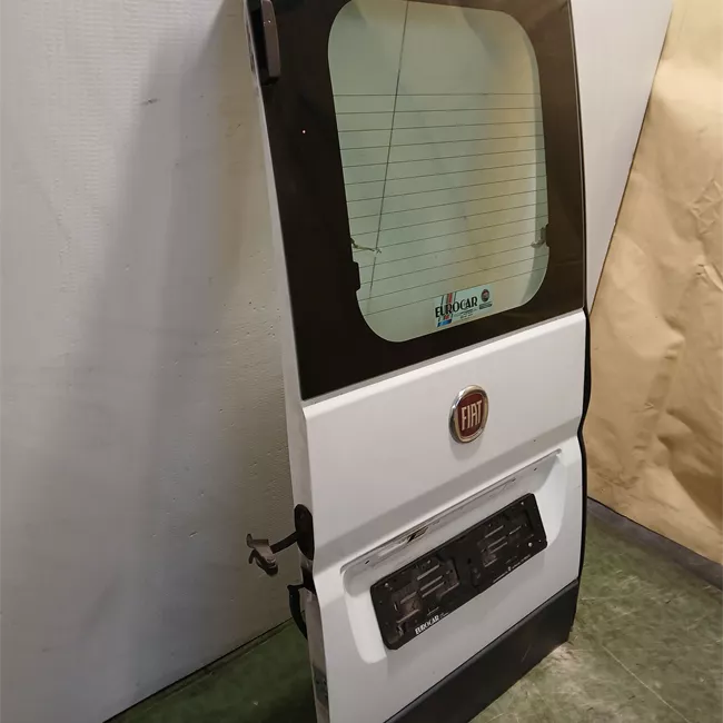 Porta carico posteriore a battente sinistra