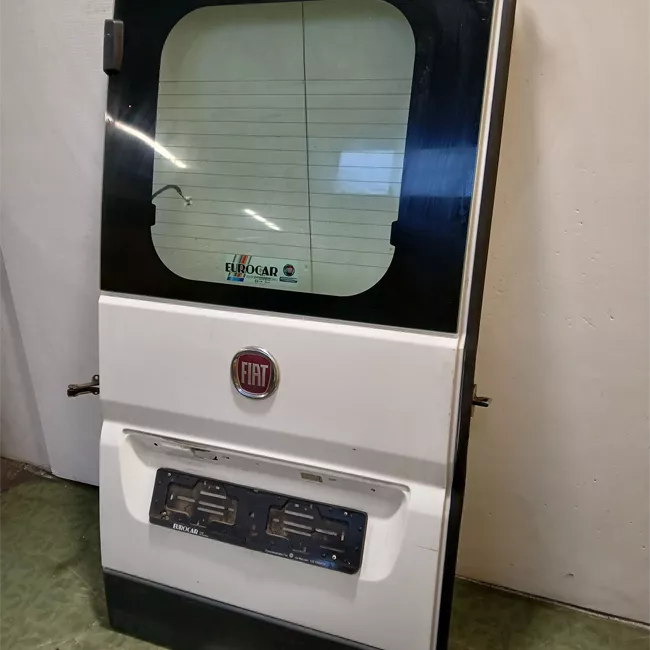 Porta carico posteriore a battente sinistra