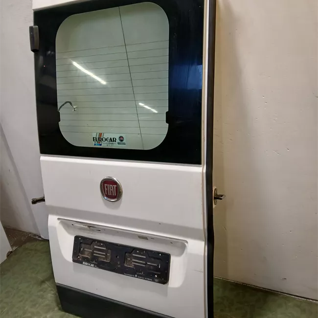 Porta carico posteriore a battente sinistra