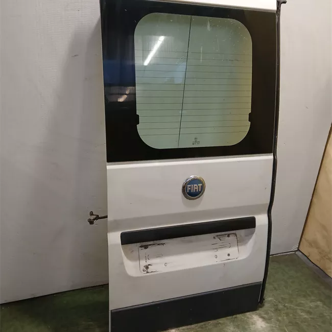 Porta carico posteriore a battente sinistra