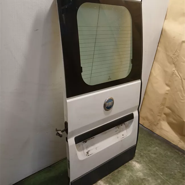 Porta carico posteriore a battente sinistra