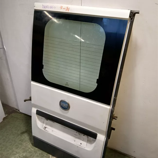 Porta carico posteriore a battente sinistra