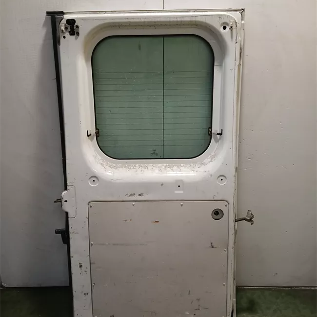 Porta carico posteriore a battente sinistra