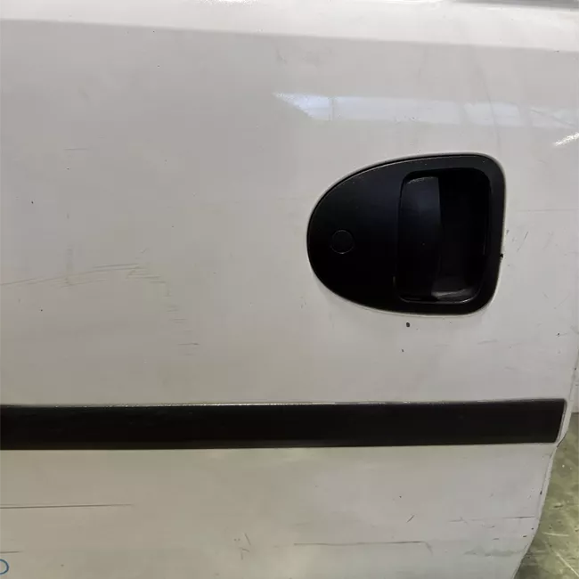 Porta posteriore destra con apertura finestrino