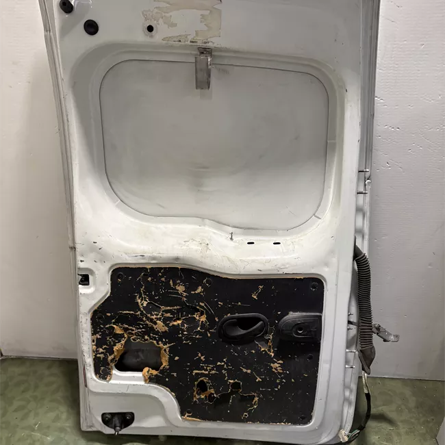 Porta carico posteriore a battente sinistra