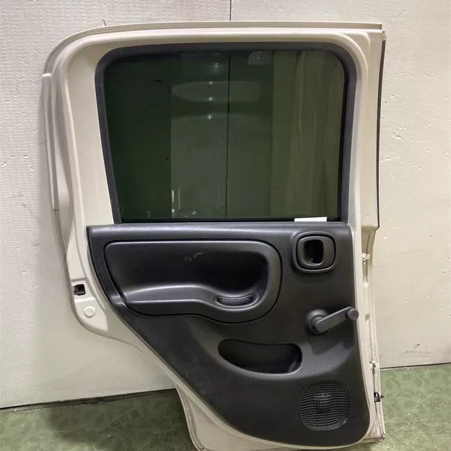 Porta posteriore sinistra Panda Trekking, con fasce paracolpi