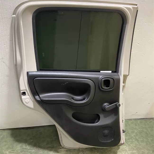 Porta posteriore sinistra Panda Trekking, con fasce paracolpi