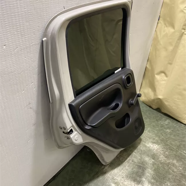 Porta posteriore sinistra Panda Trekking, con fasce paracolpi