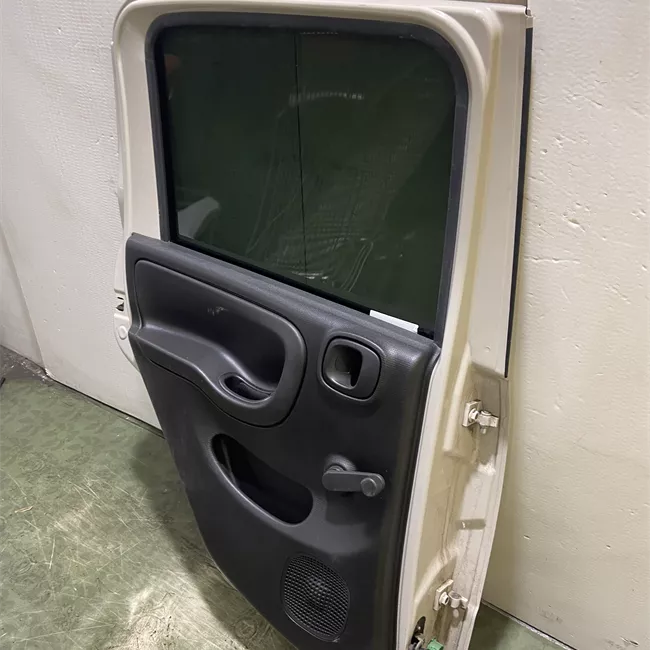 Porta posteriore sinistra Panda Trekking, con fasce paracolpi