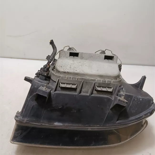 Proiettore destro con fendinebbia