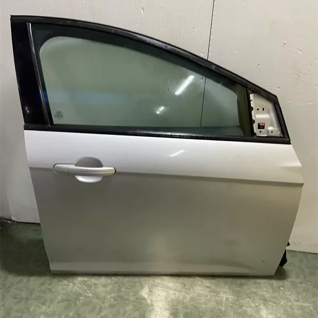 Porta anteriore destra