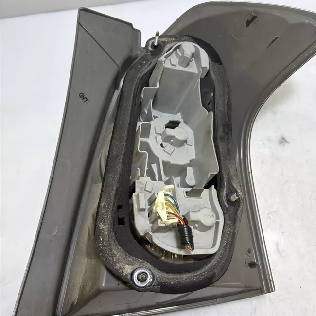 Fanale posteriore sinistro 07>