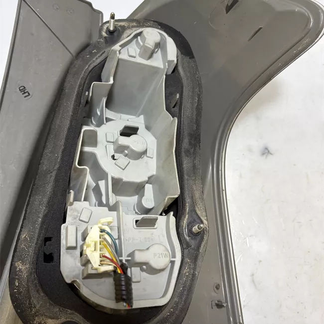 Fanale posteriore sinistro 07>