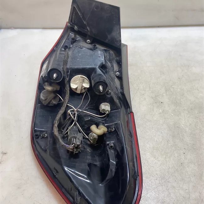 Fanale posteriore parte esterno sinistro Tinta scura