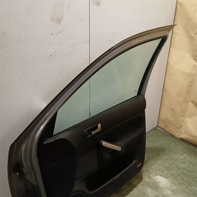 Porta anteriore destra