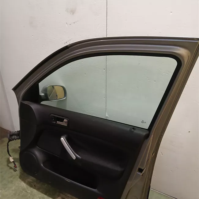 Porta anteriore destra