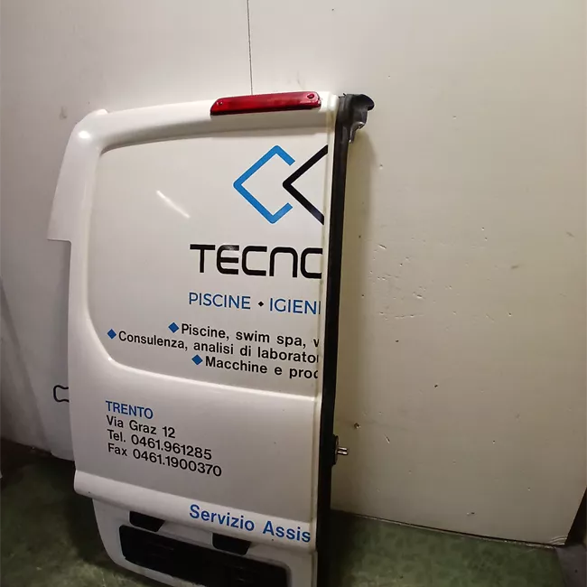 Porta carico posteriore a battente sinistra