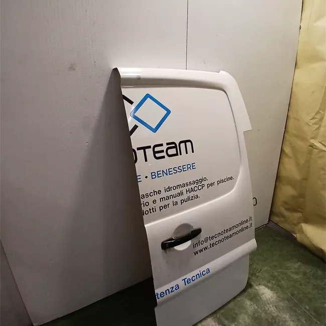 Porta carico posteriore a battente destra