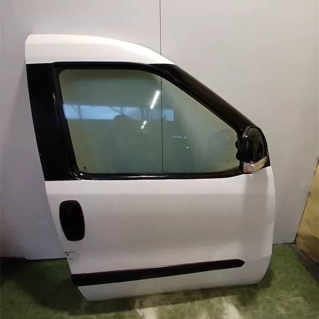 Porta anteriore destra