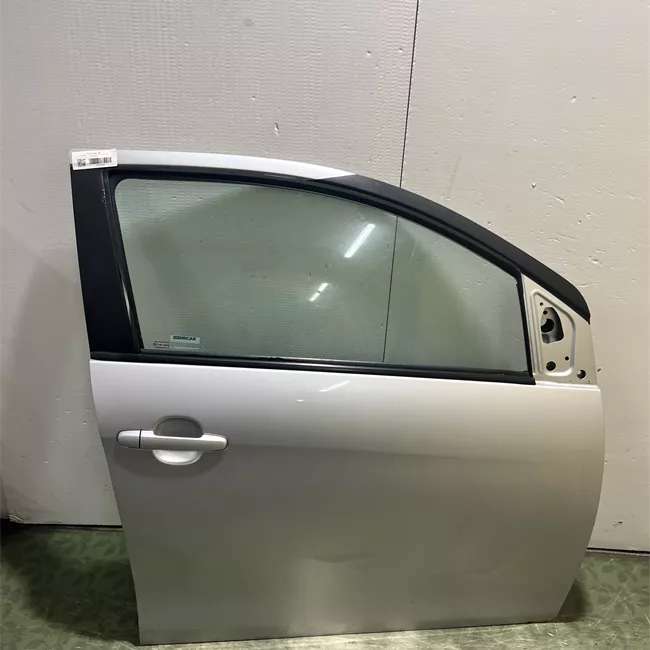 Porta anteriore destra