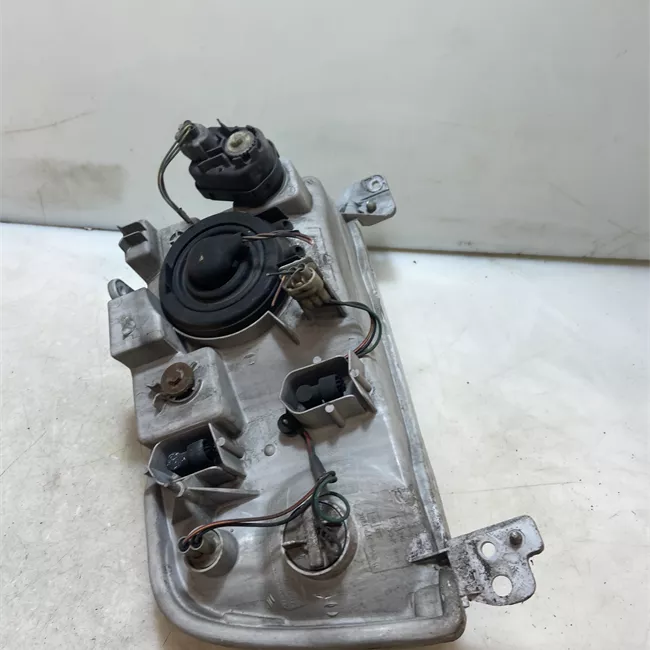 Proiettore con regolatore altezza sinistro