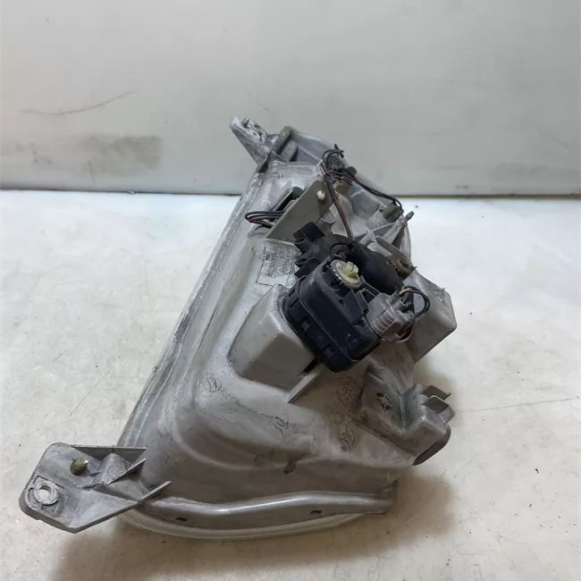 Proiettore con regolatore altezza sinistro