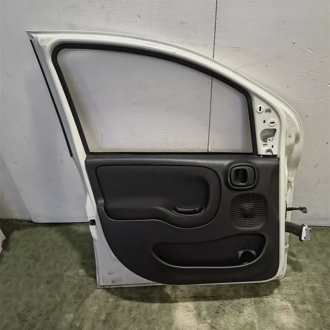 Porta anteriore sinistra con fasce paracolpi