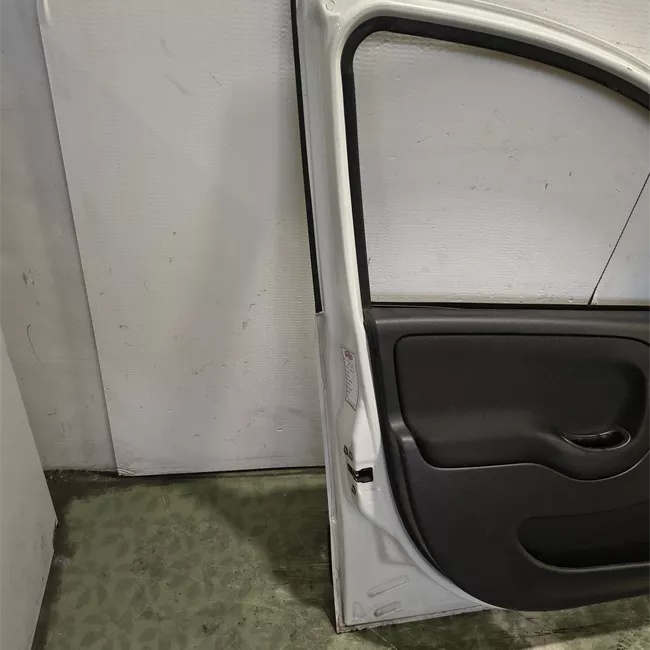 Porta anteriore sinistra con fasce paracolpi