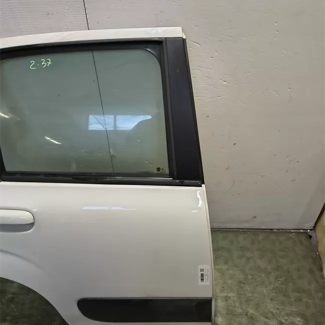 Porta posteriore destra Panda Trekking, con fasce paracolpi