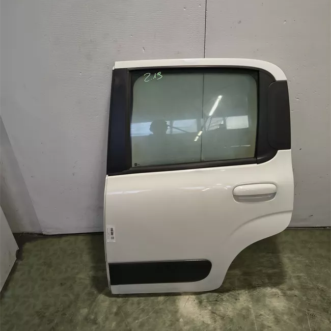 Porta posteriore sinistra Panda Trekking, con fasce paracolpi