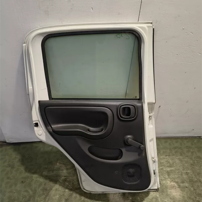 Porta posteriore sinistra Panda Trekking, con fasce paracolpi