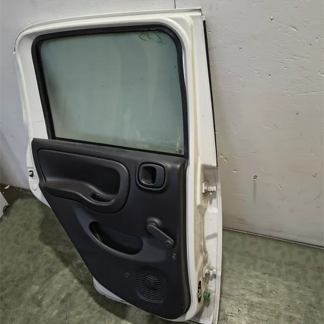 Porta posteriore sinistra Panda Trekking, con fasce paracolpi