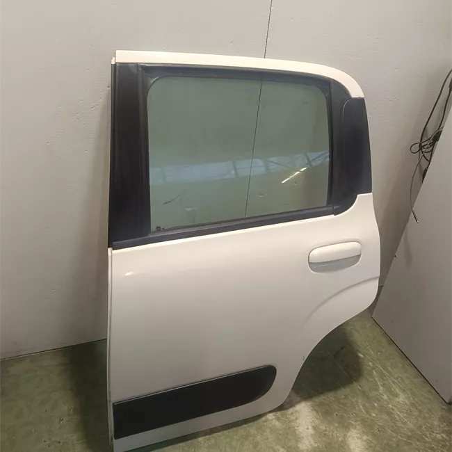 Porta posteriore sinistra Panda Trekking, con fasce paracolpi