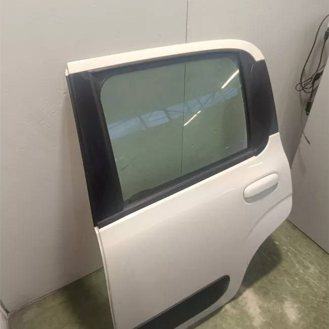 Porta posteriore sinistra Panda Trekking, con fasce paracolpi