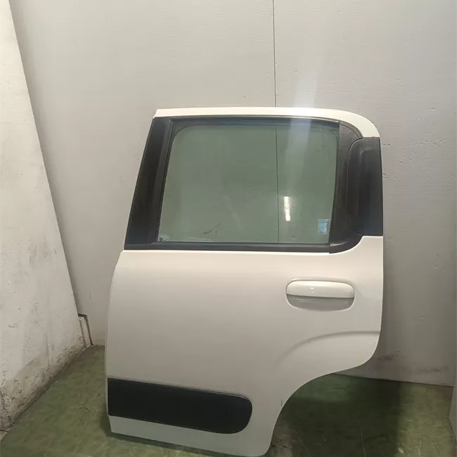 Porta posteriore sinistra Panda Trekking, con fasce paracolpi