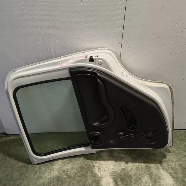 Porta posteriore sinistra Panda Trekking, con fasce paracolpi