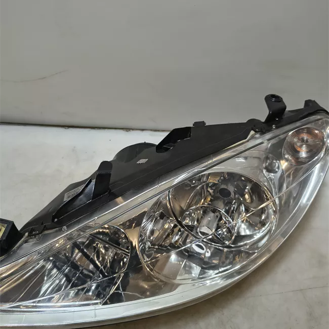 Proiettore sinistro senza fendinebbia Valeo