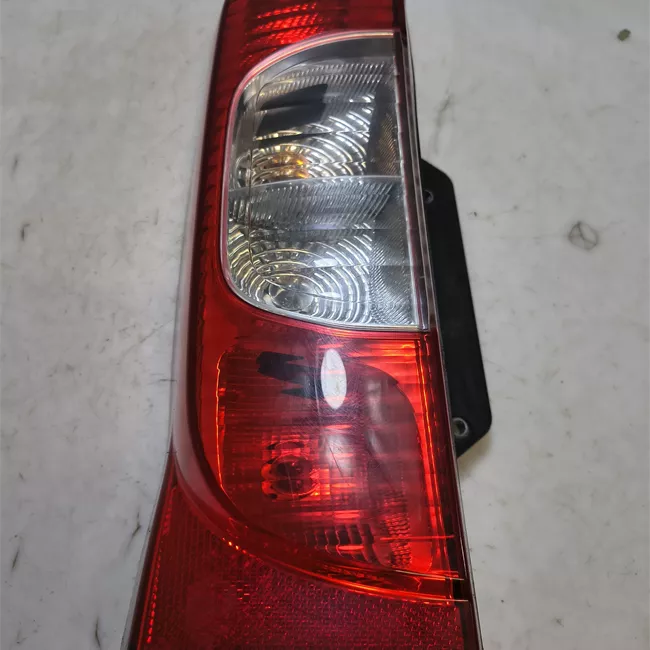 Fanale posteriore sinistro porta basculante