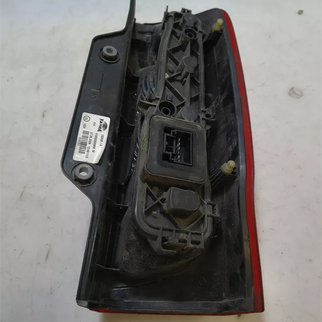 Fanale posteriore sinistro porta basculante