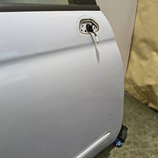 Porta anteriore destra