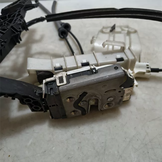 Serratura porta anteriore sinistra