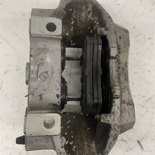 Pinza freno anteriore sinistra