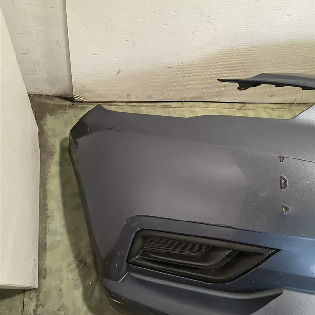 Paraurti anteriore grigio