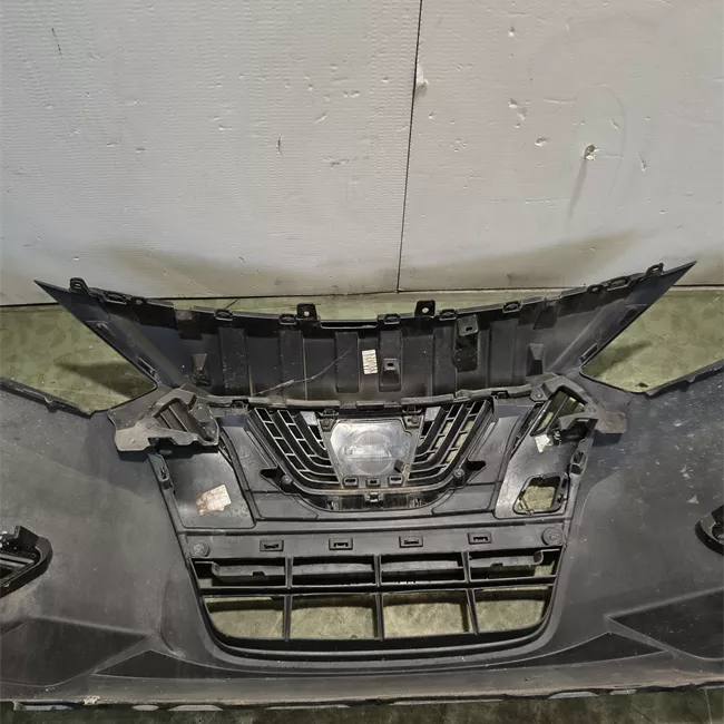 Paraurti anteriore grigio