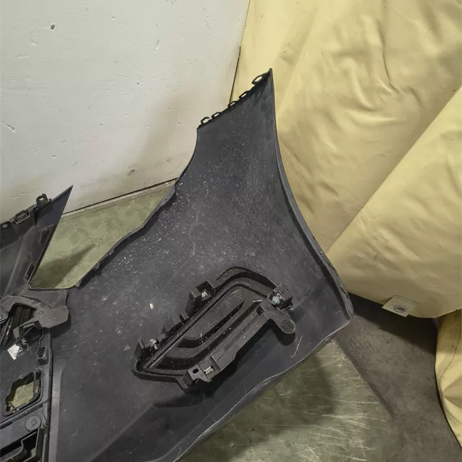 Paraurti anteriore grigio