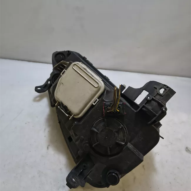 Proiettore sinistro t. 64000001>